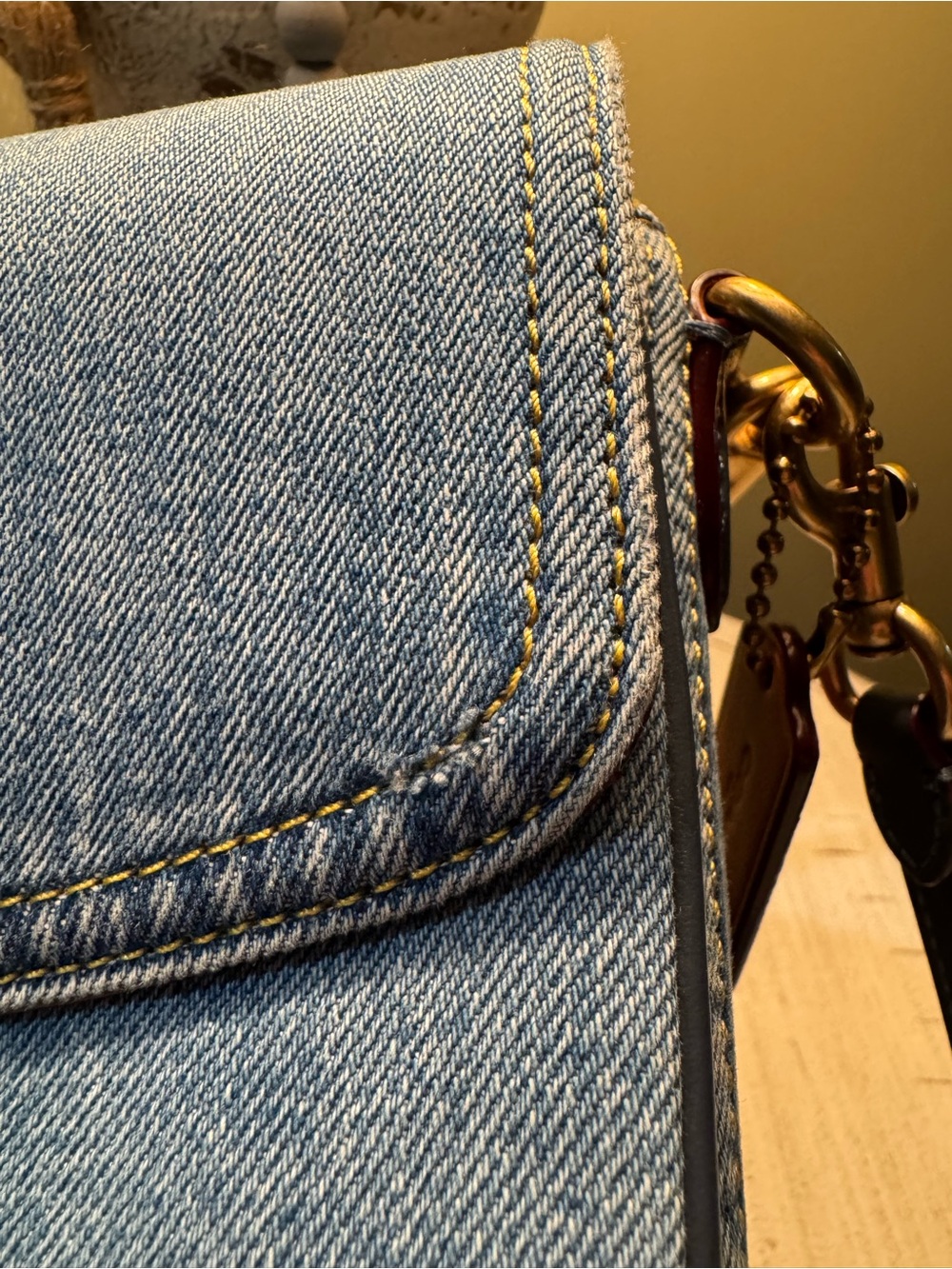 ⭐️SOLD⭐️ Coach Cassie Blue Denim Crossbody with Gold-Tone Turnlock - Picture 4 of 7